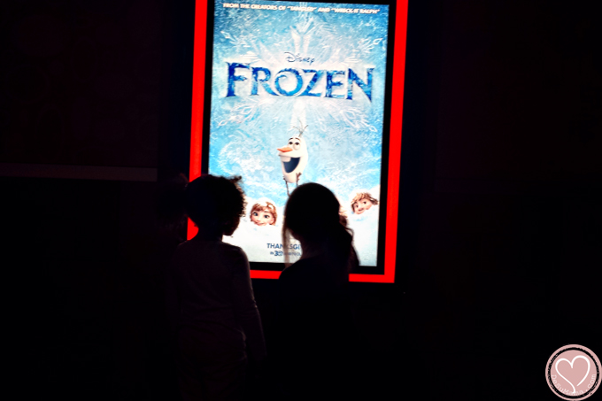 disney-frozen, Movie poster, girls at movies 