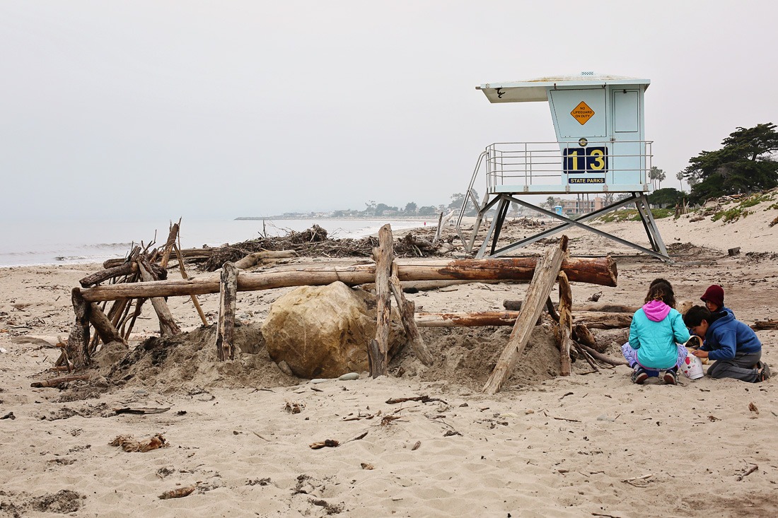 kids building a fort at the beach