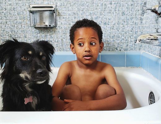 how to clean the bathtub