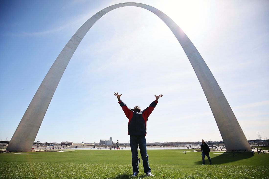 things for kids to do in st louis mo, things to do in st louis this weekend with kids, black boy at gateway arch in st louis mo
